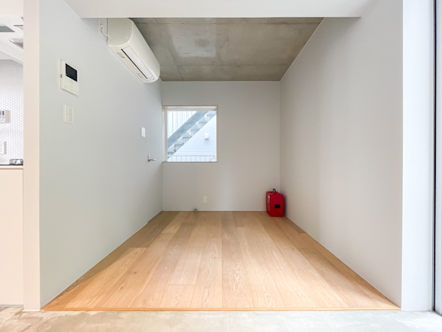 土間と緑の借景とともに 303の内観