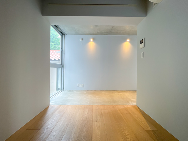 土間と緑の借景とともに 303の内観