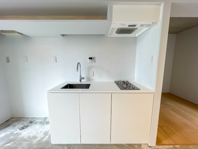 土間と緑の借景とともに 303の内観