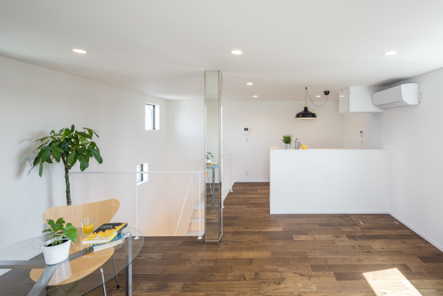 つながる街のアートなメゾネット 07の内観