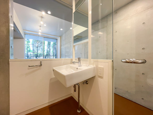 緑をうつす洗練デザイナーズ② 202の内観