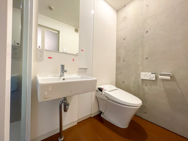 緑と抜け感とメタルキッチン 204の内観