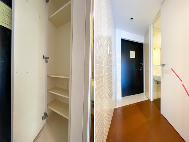 緑と抜け感とメタルキッチン 204の内観