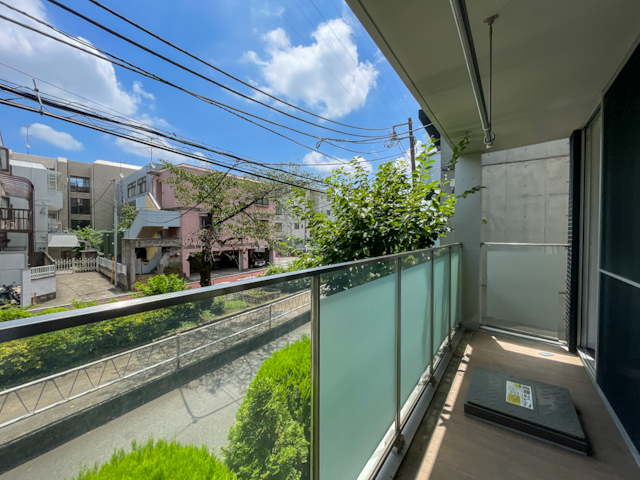 緑と抜け感とメタルキッチン 204の内観