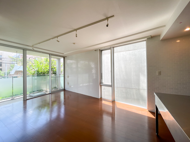 緑と抜け感とメタルキッチン 204の内観