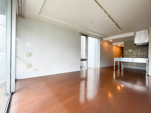 緑と抜け感とメタルキッチン 204の内観