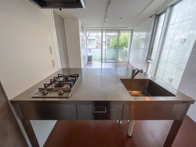 緑と抜け感とメタルキッチン 204の内観