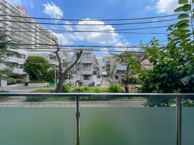 緑と抜け感とメタルキッチン 204の内観