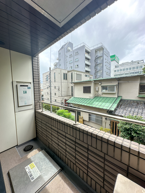 明るい色に囲まれて 302の内観