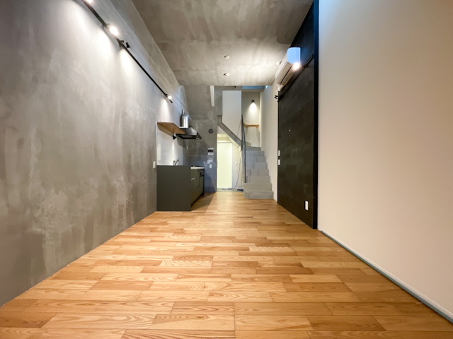 地下の開放感メゾネット 102の内観