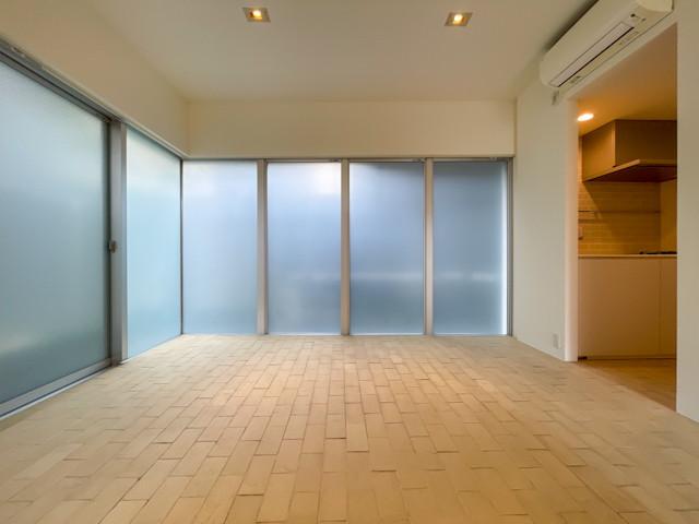 レンガタイルとアートに包まれる C1の外観