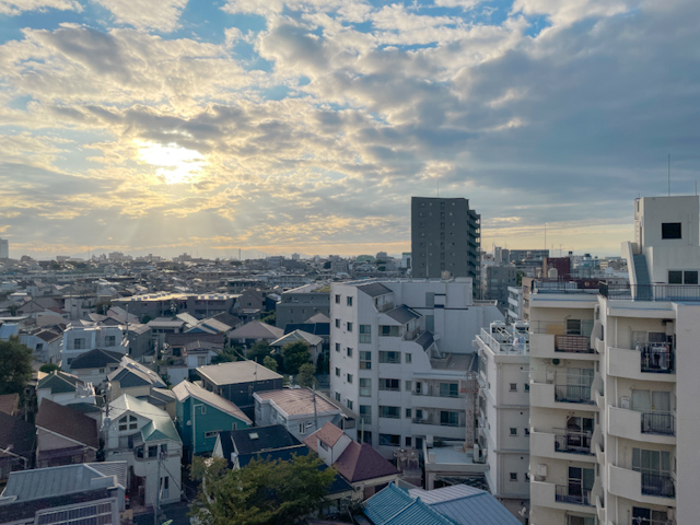 空と街を見渡す、シンプルな暮らし 801の外観