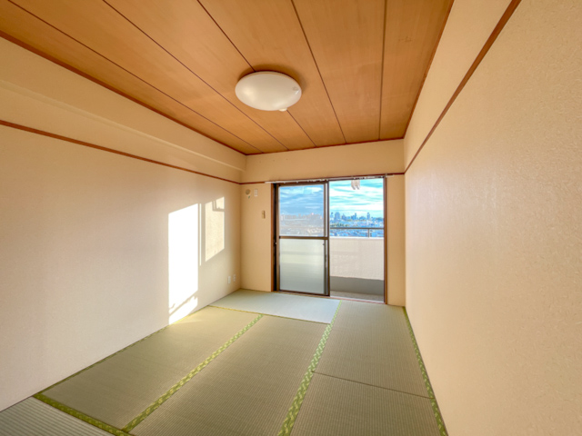 空と街を見渡す、シンプルな暮らし 801の内観