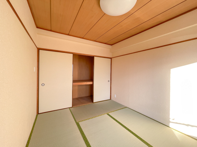 空と街を見渡す、シンプルな暮らし 801の内観