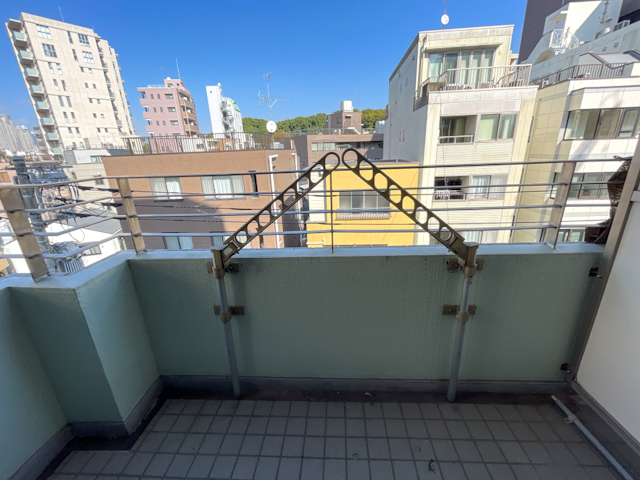 都会と自然の交差点 502の内観