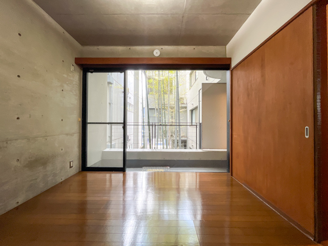 静けさの中に 203の外観