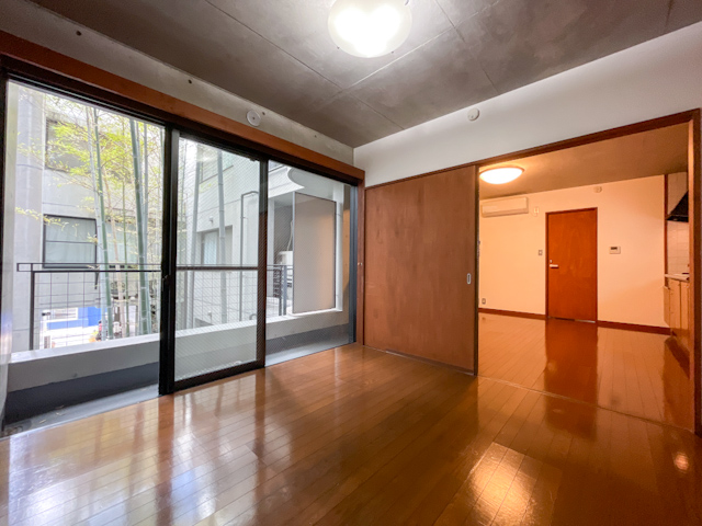 静けさの中に 203の内観