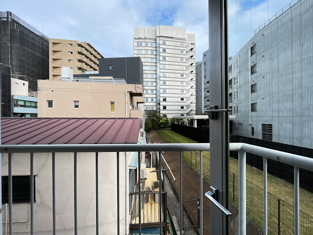 新宿と渋谷の間で 304の内観