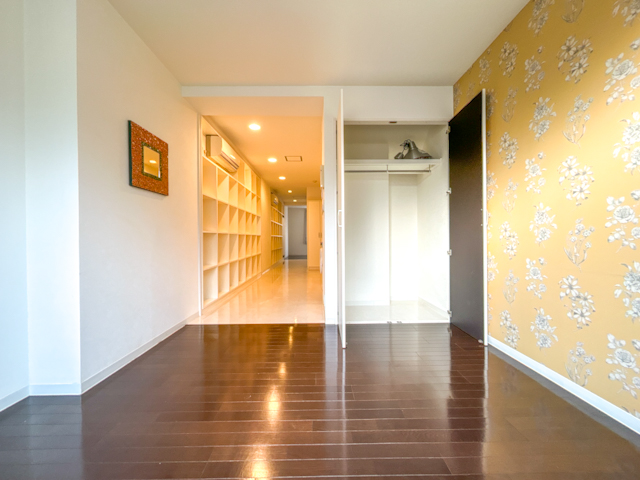 ときめくイエローと収納力 202の外観