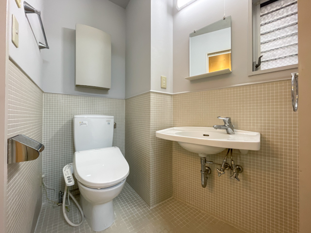 小窓が彩る光のメゾネット 206の内観