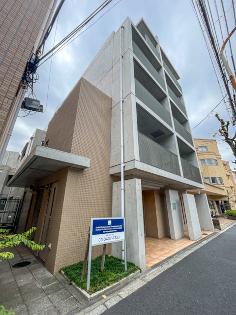 小窓が彩る光のメゾネット 206の内観