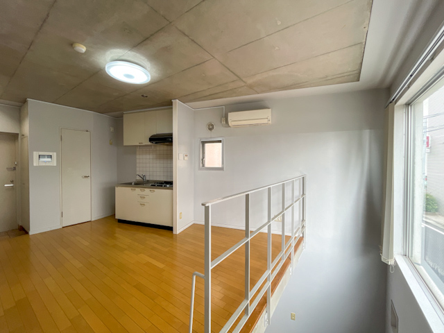 小窓が彩る光のメゾネット 206の外観