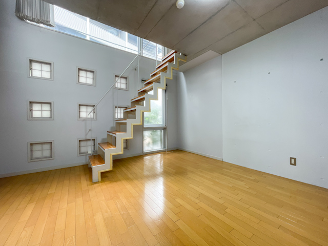 小窓が彩る光のメゾネット 206の内観