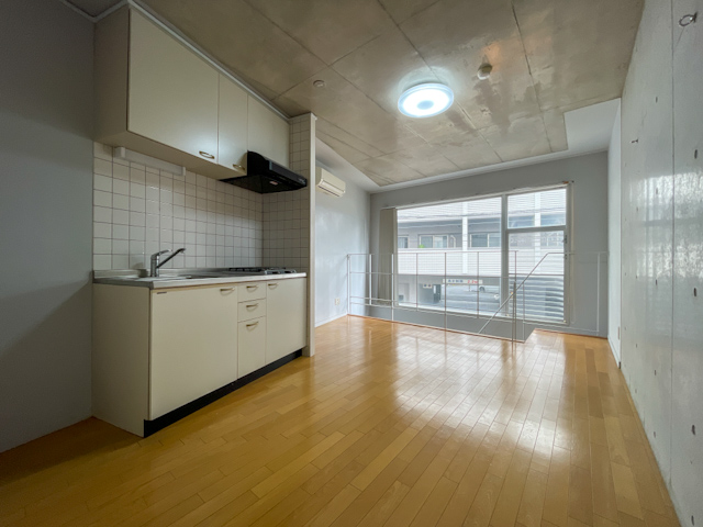 小窓が彩る光のメゾネット 206の内観