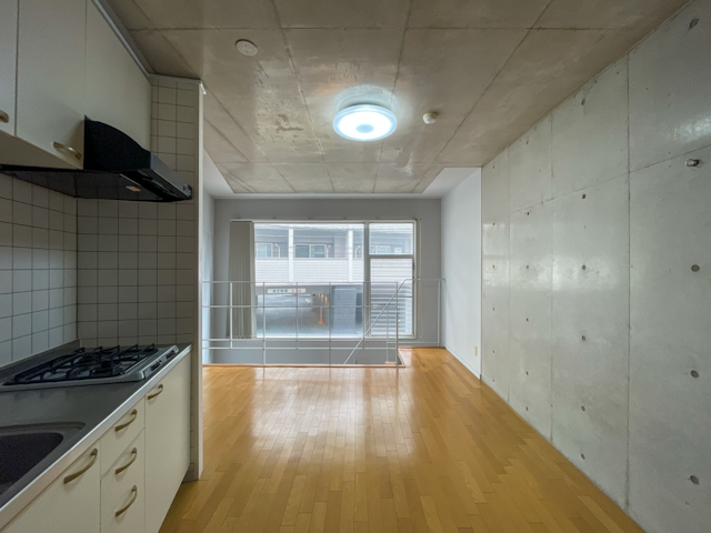 小窓が彩る光のメゾネット 206の内観