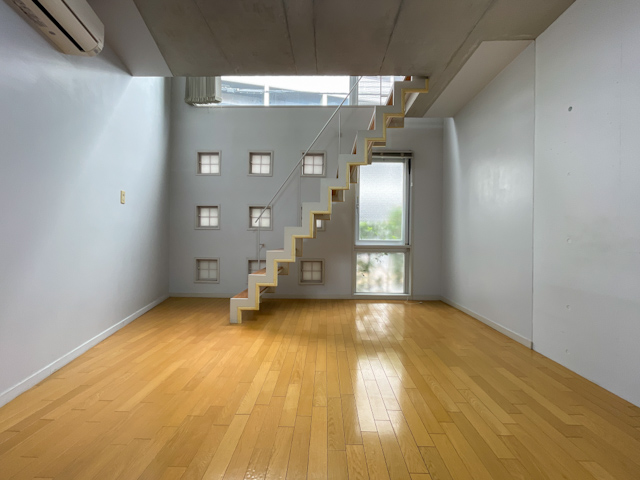 小窓が彩る光のメゾネット 206の内観