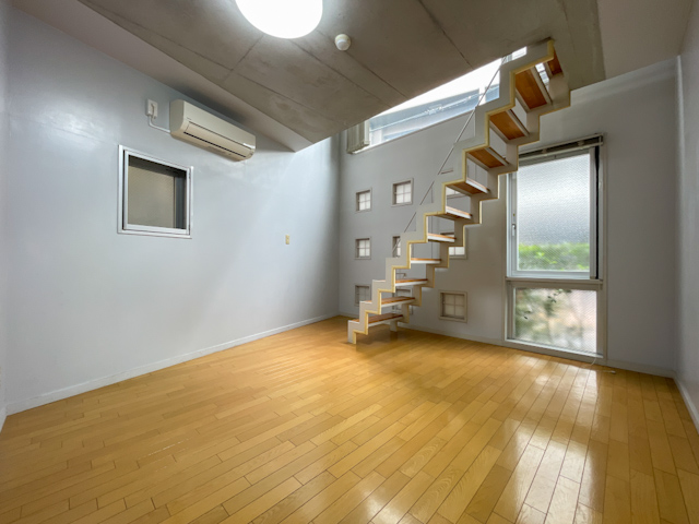 小窓が彩る光のメゾネット 206の内観