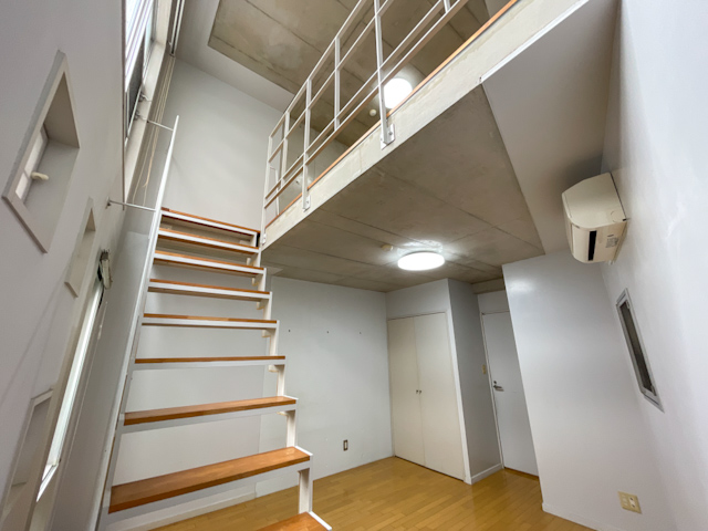 小窓が彩る光のメゾネット 206の内観