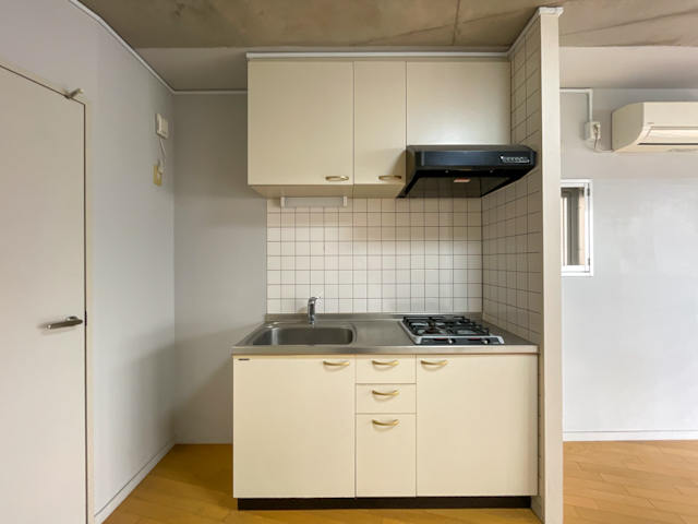 小窓が彩る光のメゾネット 206の内観