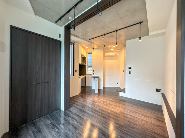 光と影のコントラスト 101の内観