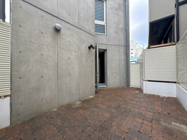 光と影のコントラスト 101の内観