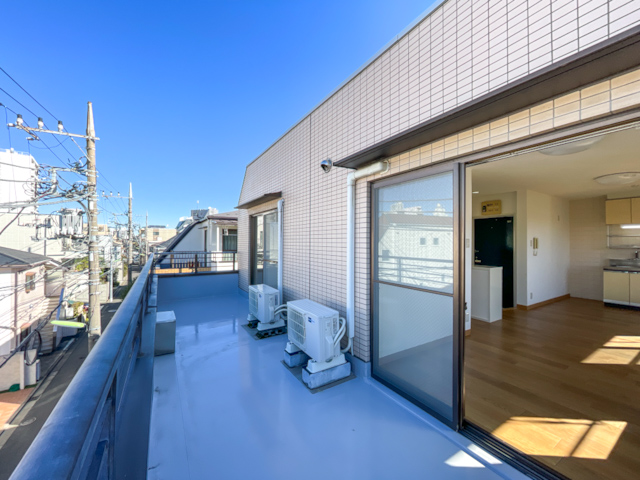 窓の向こうに続くストーリー 301の内観