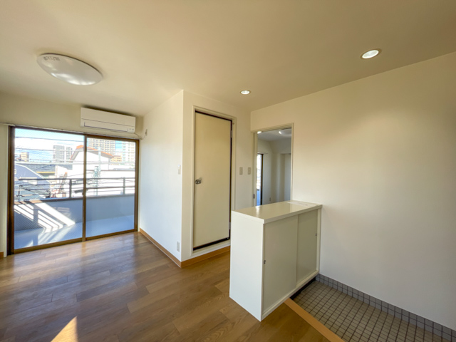 窓の向こうに続くストーリー 301の内観