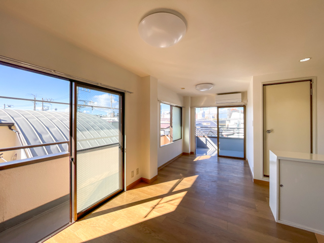 窓の向こうに続くストーリー 301の内観