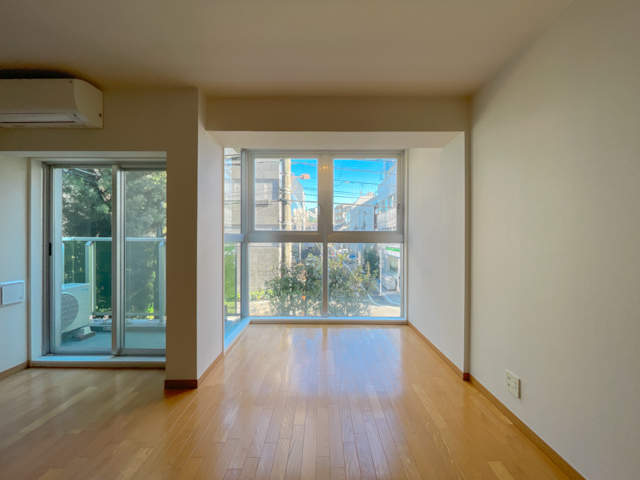 窓辺に漂う木々のささやき 203の内観