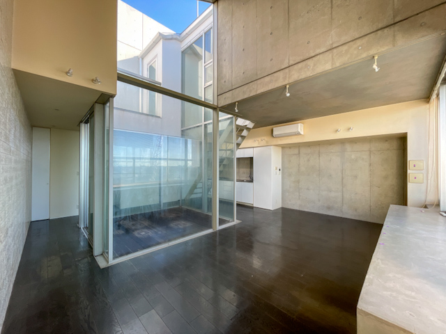 主役の空を取り込む暮らし 901の内観