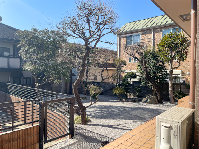 陽光と庭景に包まれる 0001の内観
