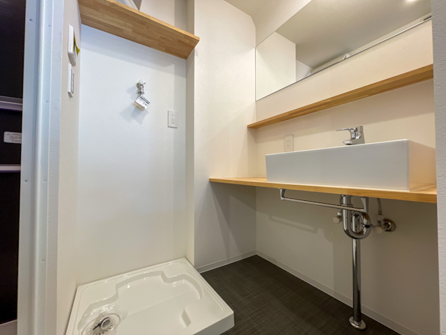 吹き抜けとメゾネット 301の内観