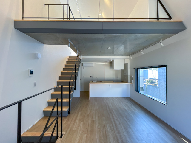 吹き抜けとメゾネット 301の内観