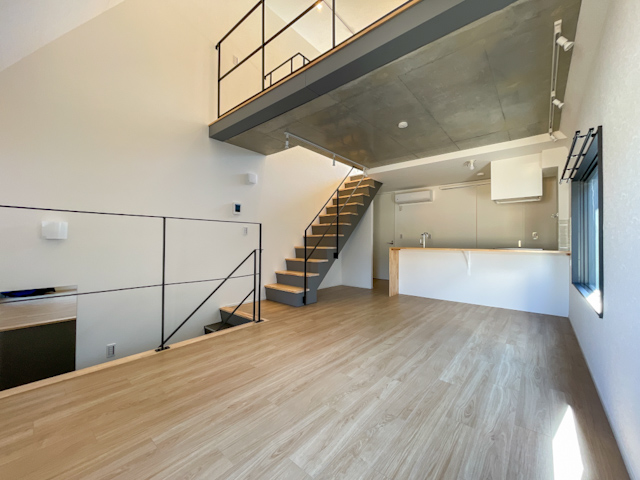 吹き抜けとメゾネット 301の内観