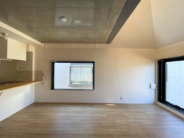 吹き抜けとメゾネット 301の内観