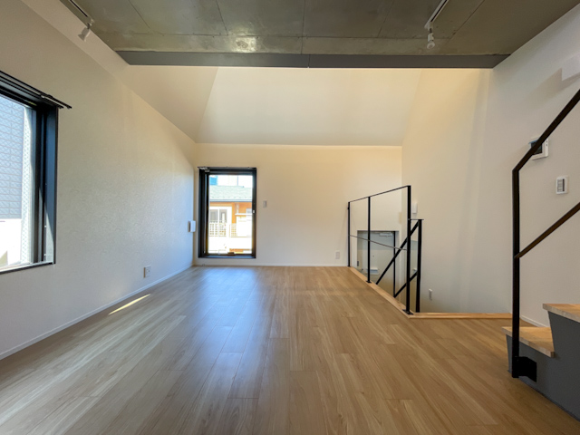 吹き抜けとメゾネット 301の内観