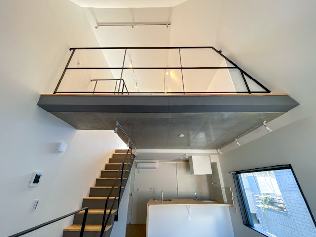 吹き抜けとメゾネット 301の内観