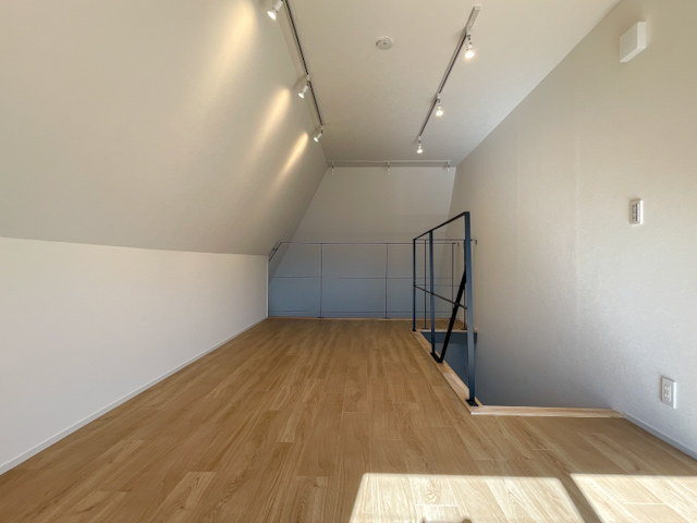 吹き抜けとメゾネット 301の内観