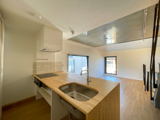 吹き抜けとメゾネット 301の内観