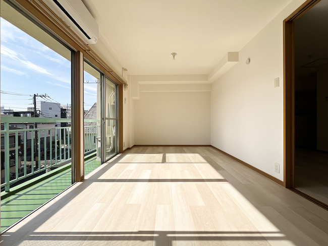 光のシャワーを浴びて 303の内観